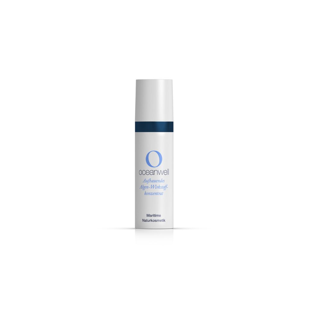 Zylindrische Flasche mit blauem Streifen. Aufschrift: oceanwell, Aufbauendes Algen-Wirkstoffkonzentrat. Maritme Naturkosmetik.