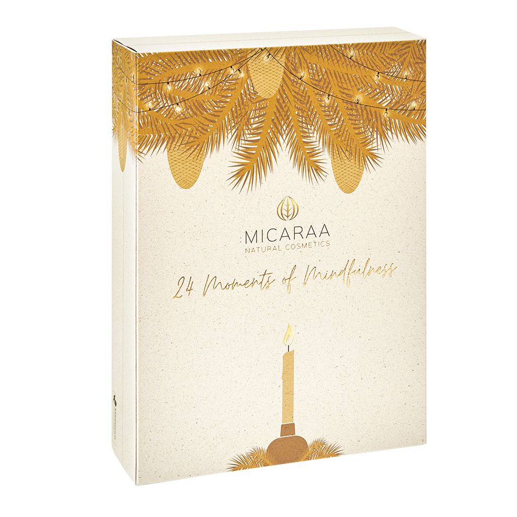 Adventskalender-Box mit goldfarbenen Verzierungen. Aufschrift: MICARAA, 24 Moments of Mindfulness. Kerzen-Illustration.