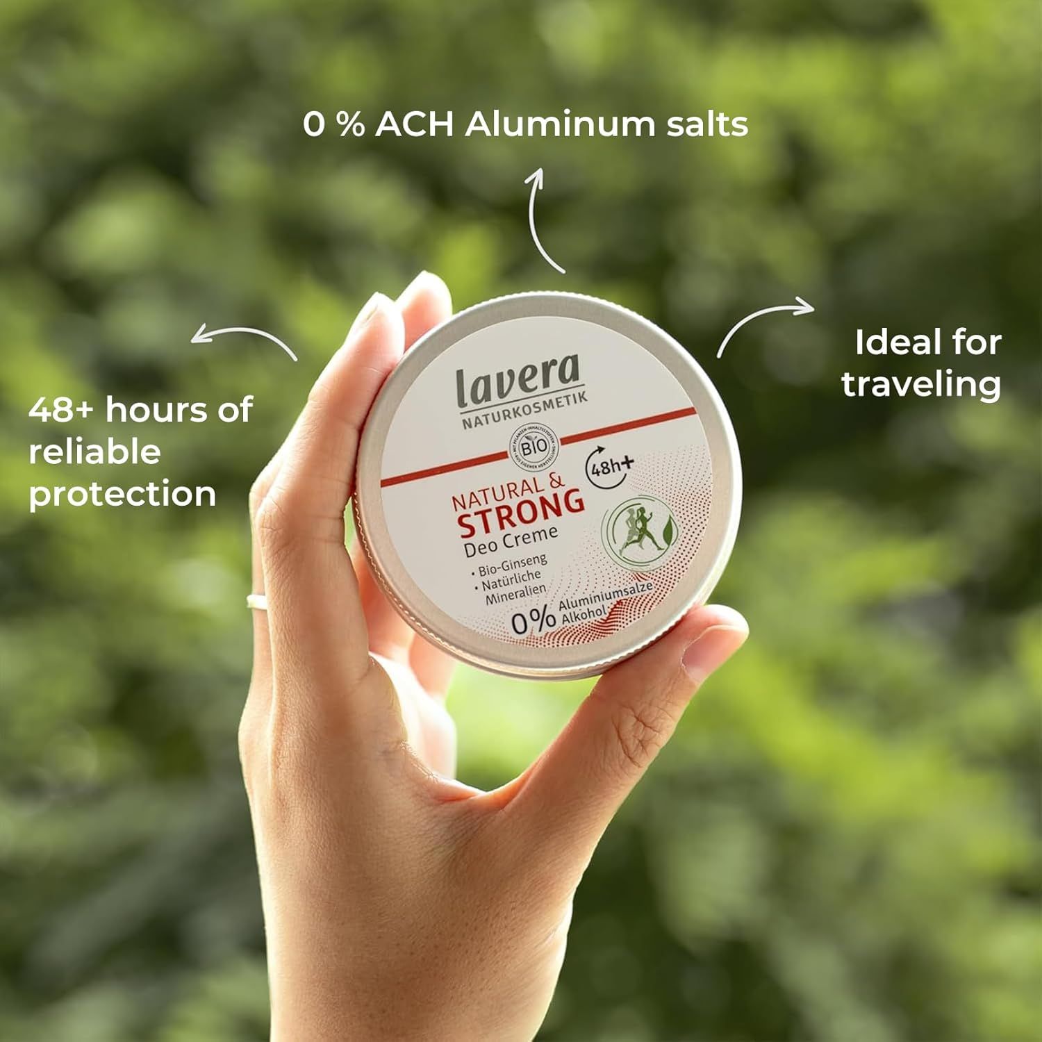 Hand hält Dose Creme-Deodorant. Marke: lavera. Aufschrift: NATURAL & STRONG, 48h+, 0% Aluminiumsalze. Bio-Siegel. Ideal für Reisen.
