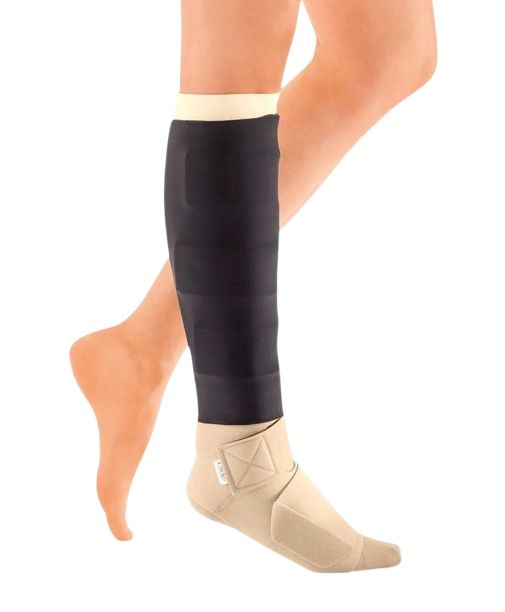 Schwarze Kompressionsbandage für Unterschenkel und Fuß, mit Klettverschluss.