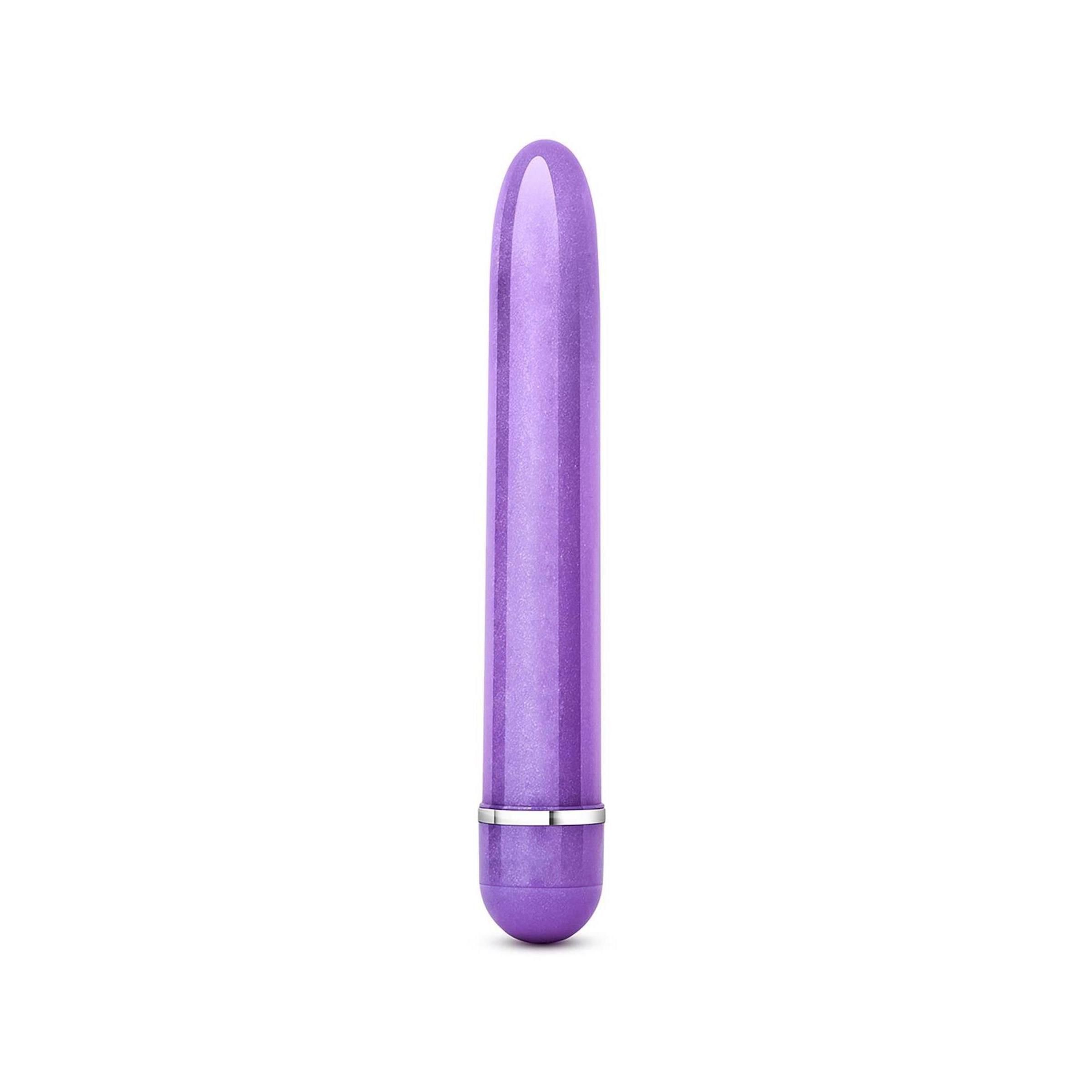 Lila Vibrator. Zylindrische Form mit abgerundeter Spitze. Silberfarbener Ring am Ende. Auf weißem Hintergrund.