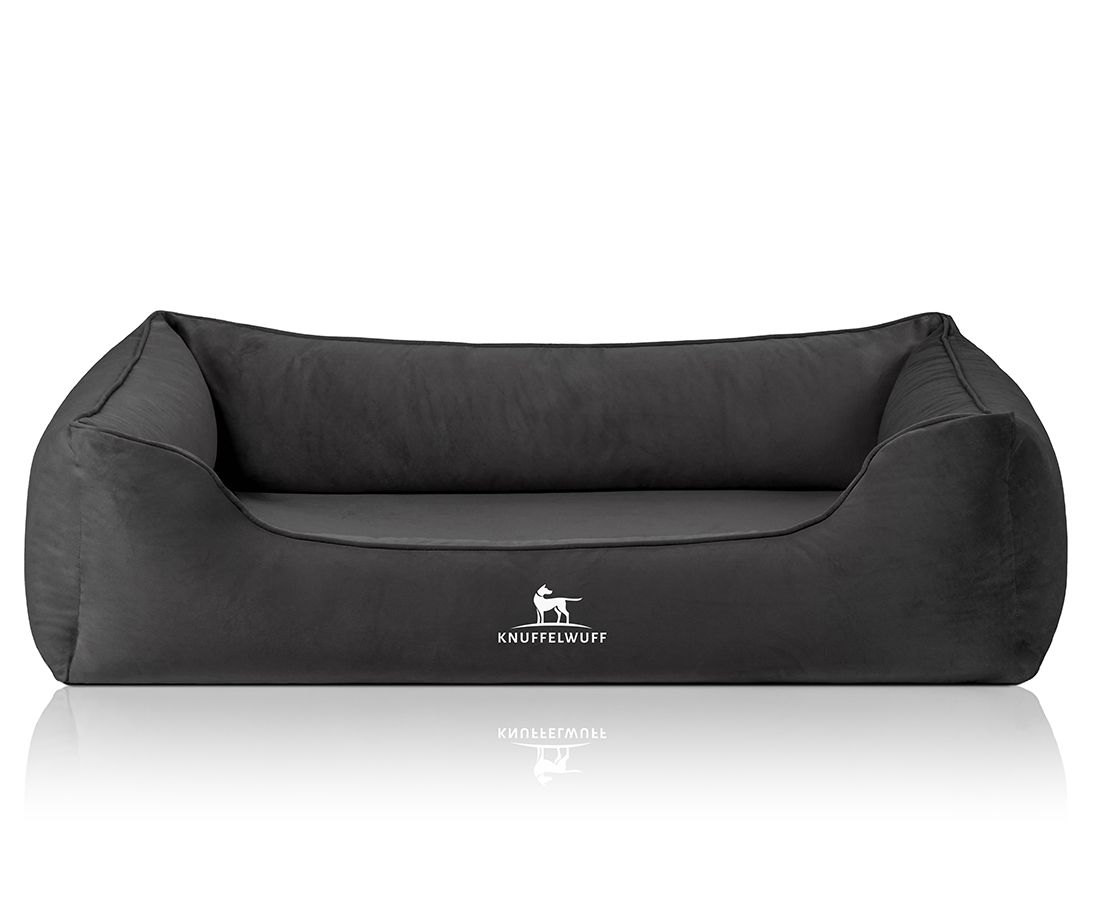 Orthopädisches Hundebett Jona, dunkelgrau. Rechteckige Form mit erhöhten Seiten. Knuffelwuff Logo. Auf weißem Hintergrund.