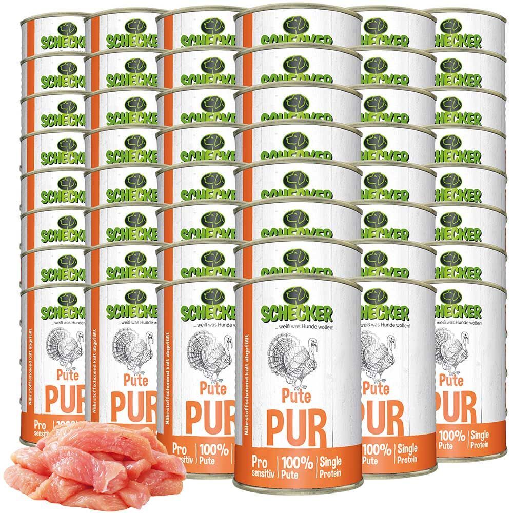 Mehrere Dosen Nassfutter mit der Aufschrift "Schecker Pute PUR". Daneben rohes Putenfleisch.