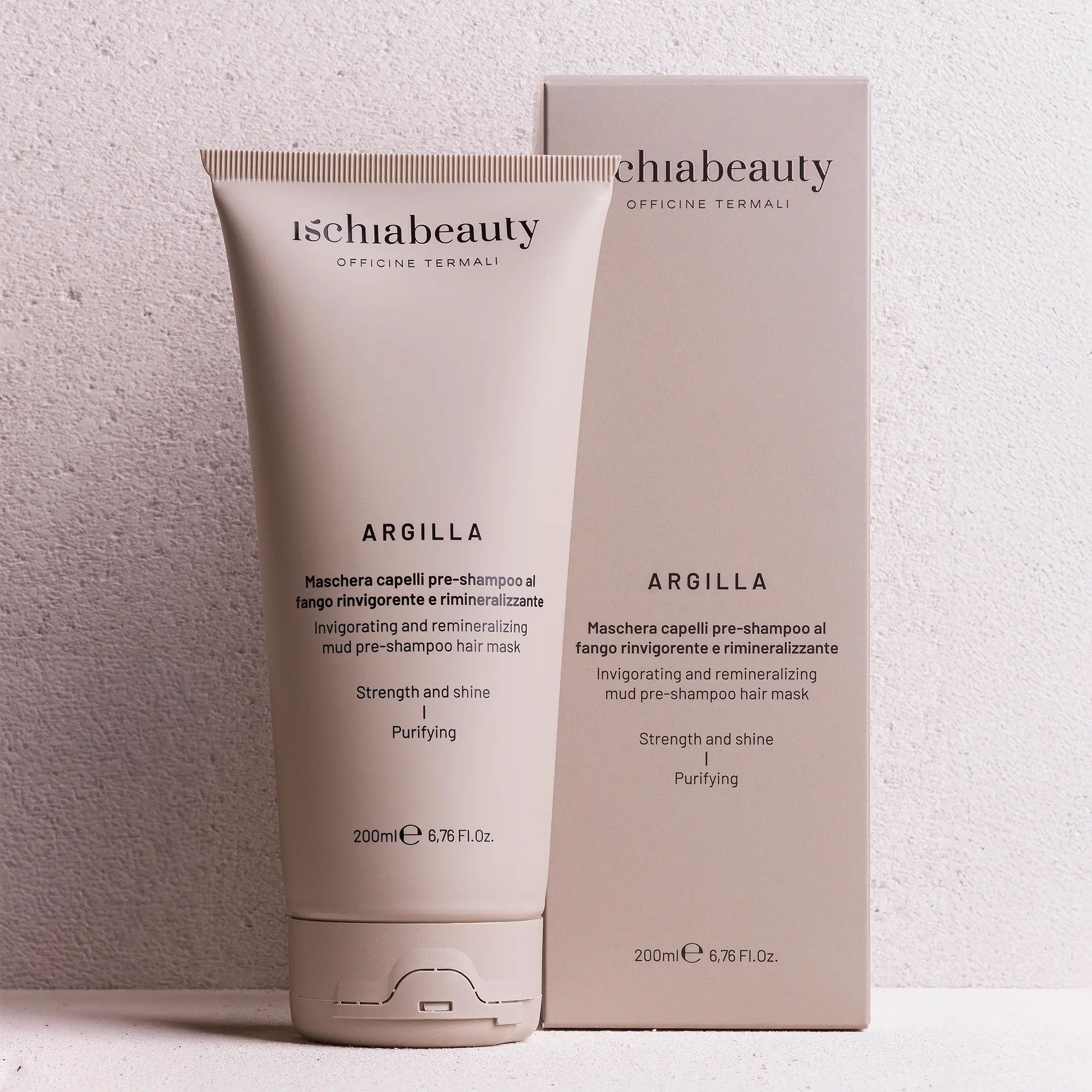 Beige Tube und Schachtel mit Produktinformationen. Aufschrift: ischiabeauty, ARGILLA, Maske für Haare, 200ml.