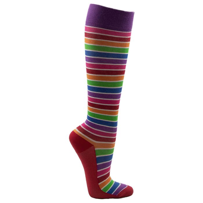Kniestrümpfe mit bunten horizontalen Streifen. Der obere Teil ist lila, die Ferse und die Zehen sind rot.