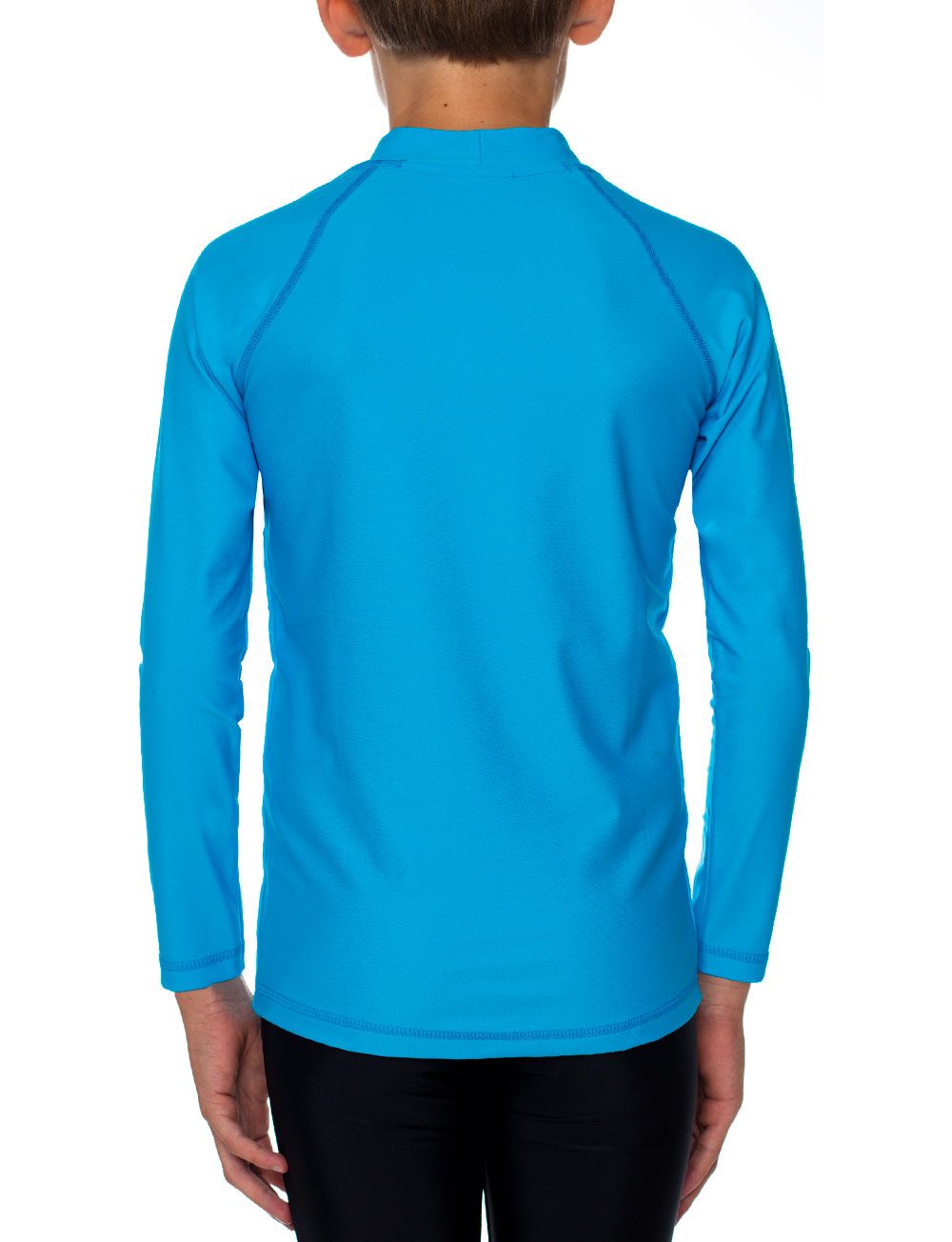Rückansicht eines Kindes in türkisfarbenem Langarm-Shirt. Stehkragen. Schwarze Badehose. Helle Haut.
