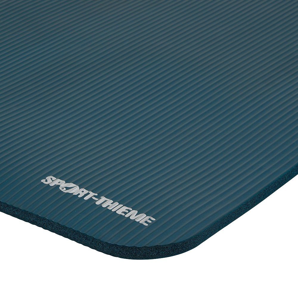 Dunkelblaue Gymnastikmatte mit gerippter Oberfläche und dezentem Schriftzug 'SPORT-THIEME'.