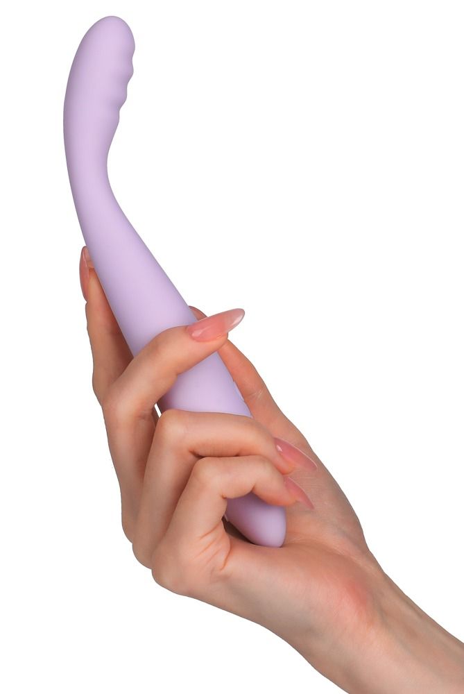 Lila Vibrator, gebogen, in einer Hand gehalten. Oberteil mit erhabenen Details. Glatte Oberfläche.