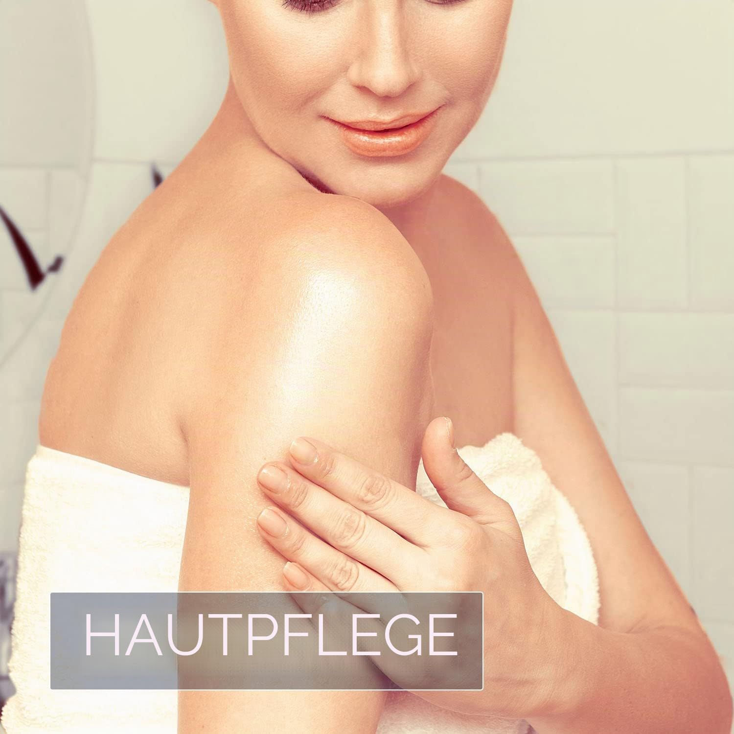 Hautpflege: Frau trägt Creme auf Arm auf.