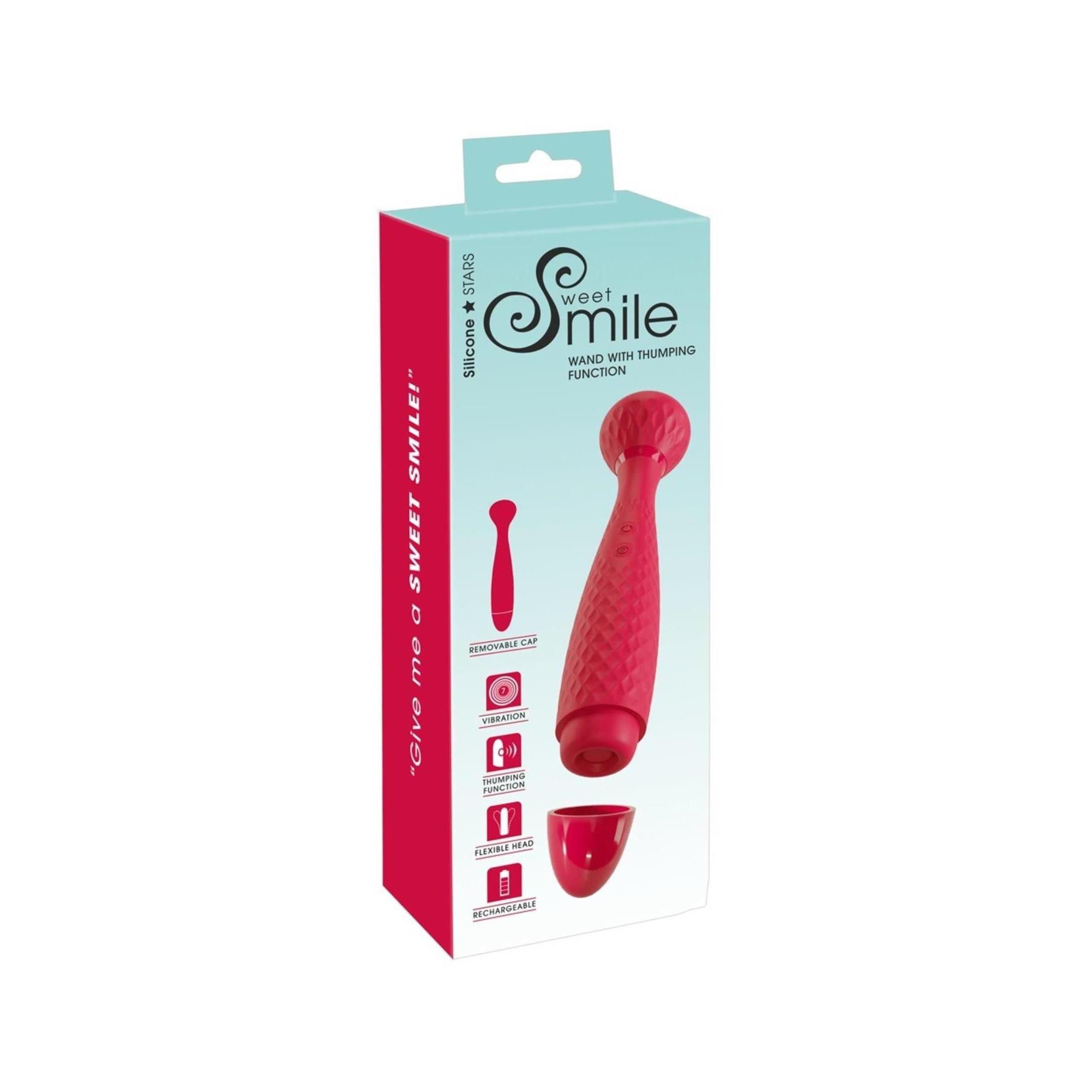 Verpackung mit Produktabbildung. Aufschrift: Sweet Smile Wand with thumping function. Rote Silikon-Struktur. Zubehör-Icons.