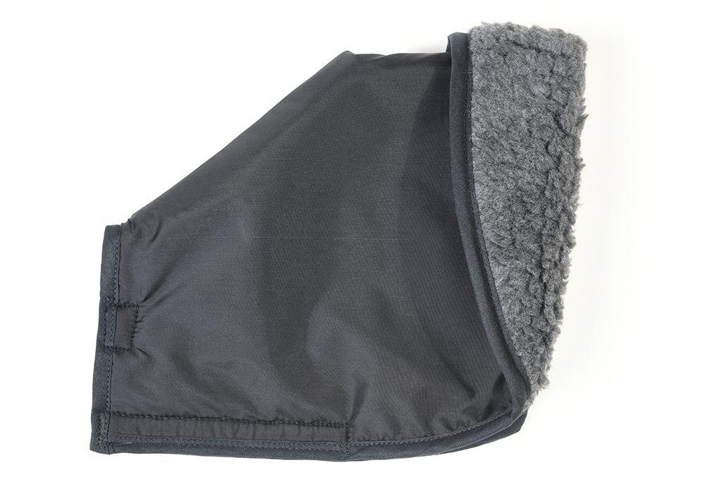 Schwarzer Handwärmer mit grauem Fellfutter. Rechteckige Form, Klettverschluss. Draufsicht.