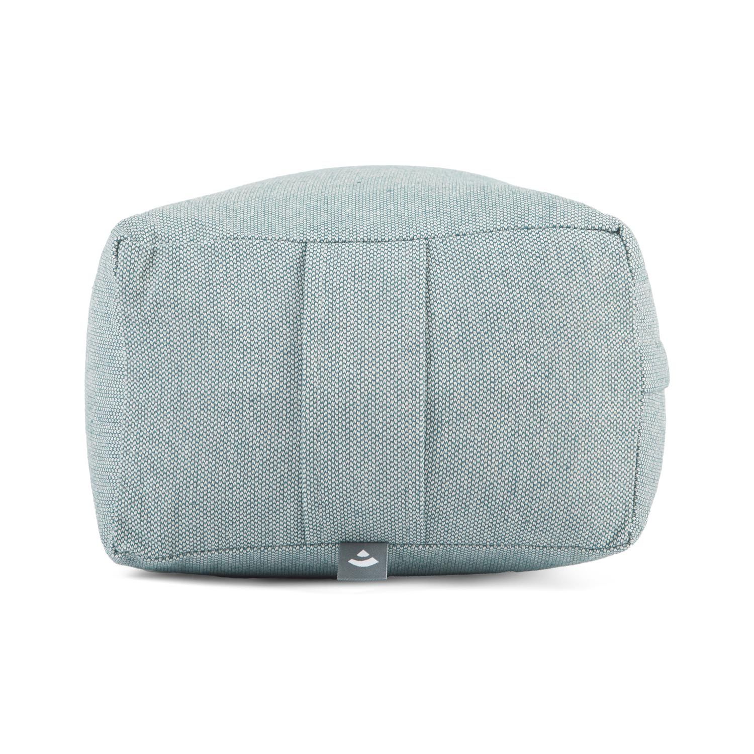 Hellblaues Yoga-Bolster, rechteckig, Stoff. Unteransicht mit Logo-Etikett.