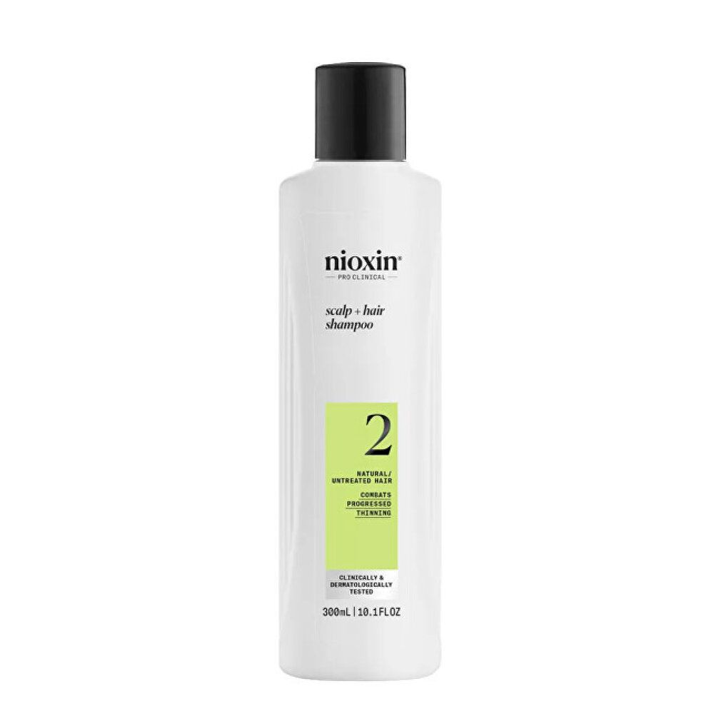 Weiße Flasche mit schwarzem Deckel. Aufschrift: Nioxin, Scalp + Hair Shampoo, 2. Grünes Etikett mit Text. 300ml.