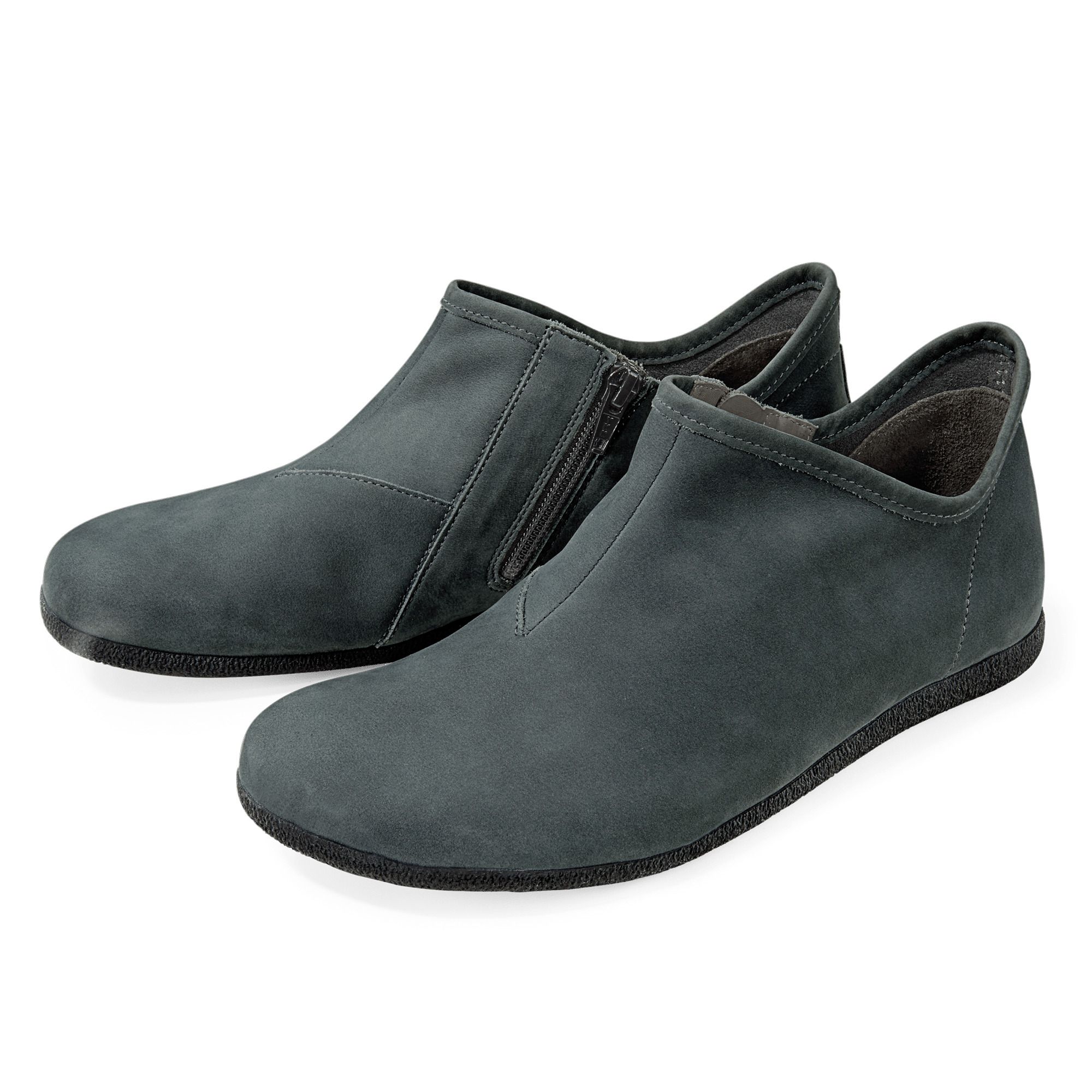 Zwei graue Damen-Slipper. Seitlicher Reißverschluss. Flache Sohle. Obermaterial aus Leder. Weite Form.