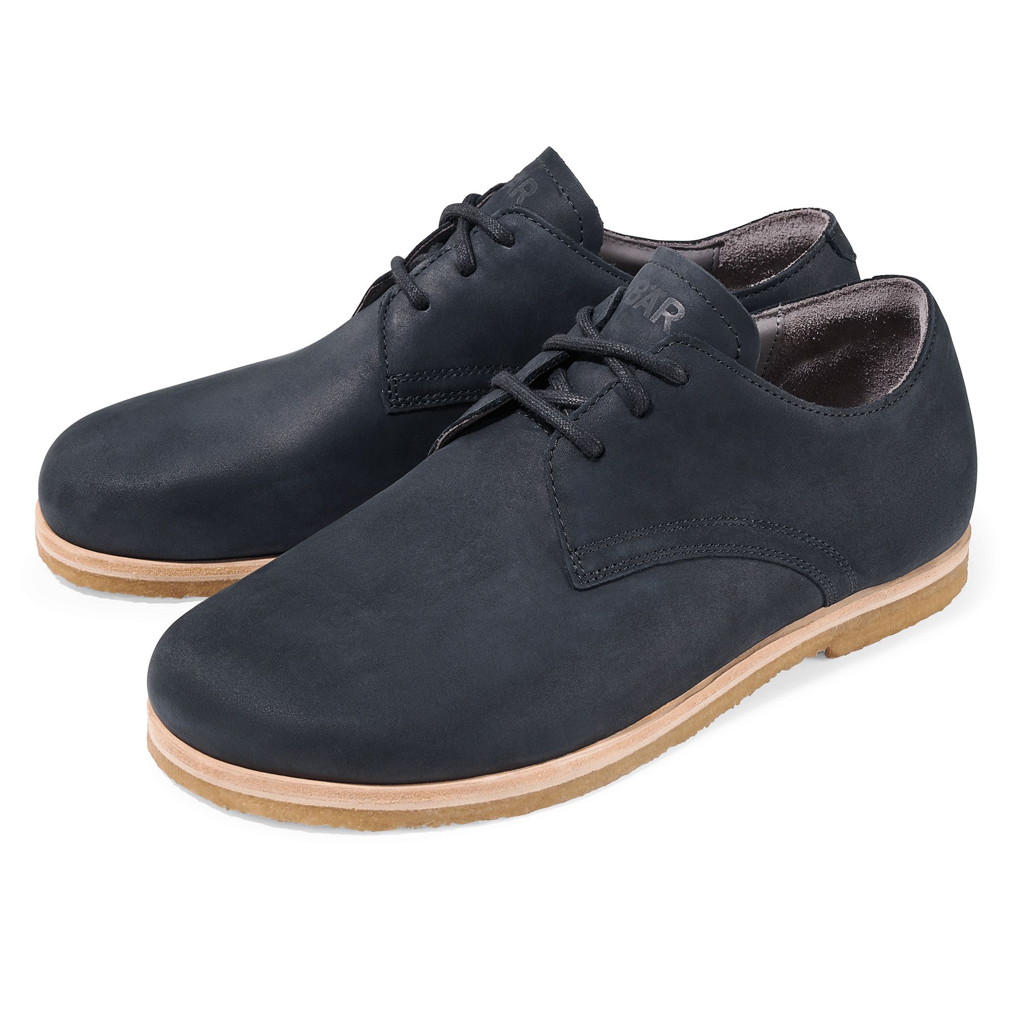 Zwei dunkelblaue Schnürschuhe mit heller Sohle. BÄR-Logo auf der Zunge. Breite Passform.