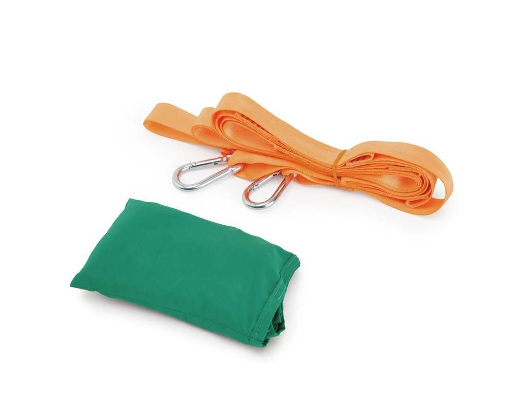 Hape Taschen-Schaukel. Grün gefalteter Stoffbeutel, orangefarbene Gurte mit zwei Karabinern.