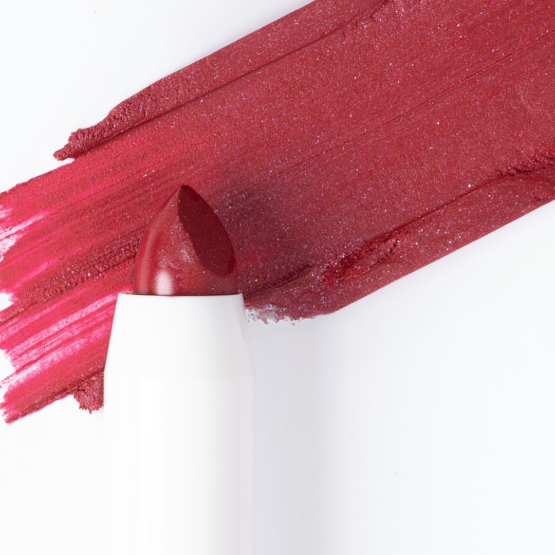 Ein roter Lippenstift mit einem roten Farbauftrag daneben.