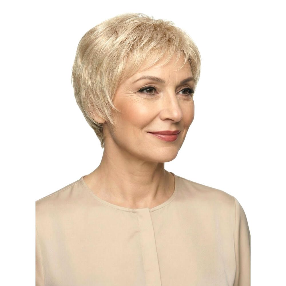 Blond gefärbte Perücke mit kurzem, gestuftem Schnitt. Die Frau trägt ein beiges Oberteil. Dreiviertelansicht.