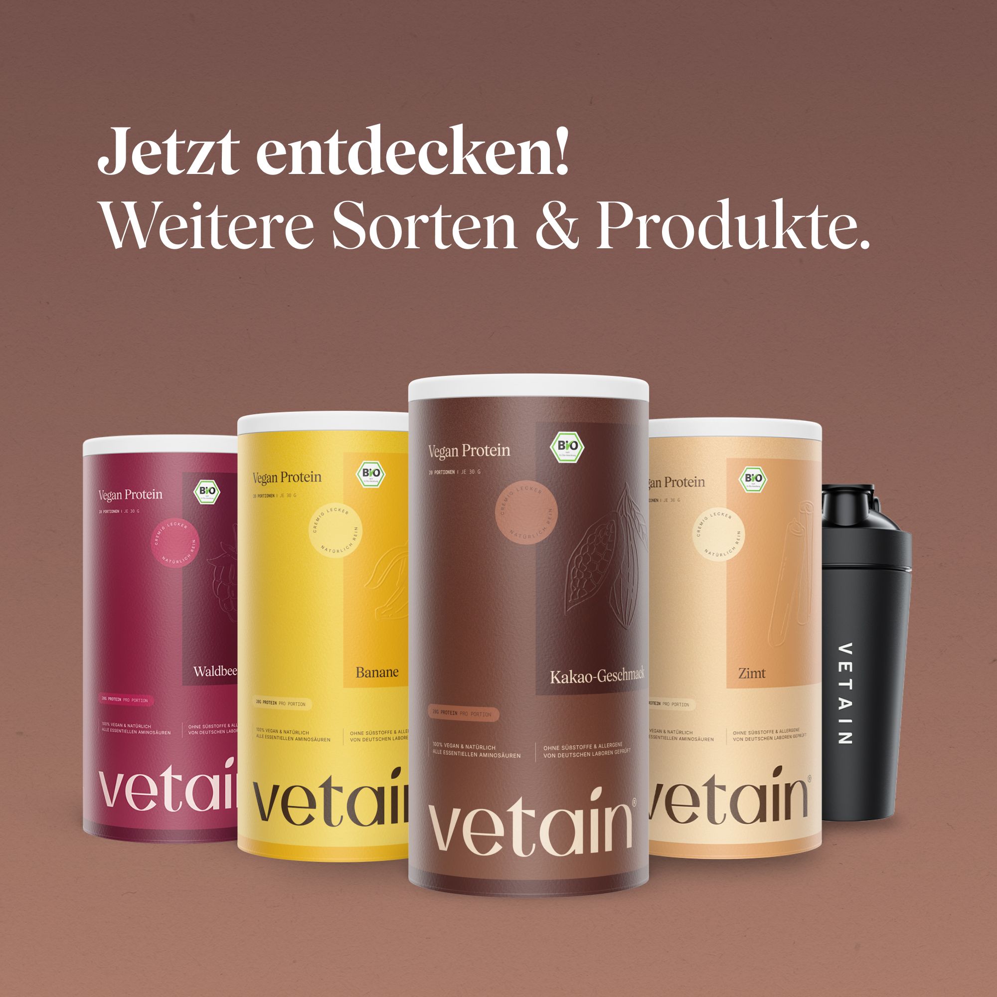 Mehrere Dosen Vegan Protein in verschiedenen Geschmacksrichtungen und ein Shaker. Marke Vetain.