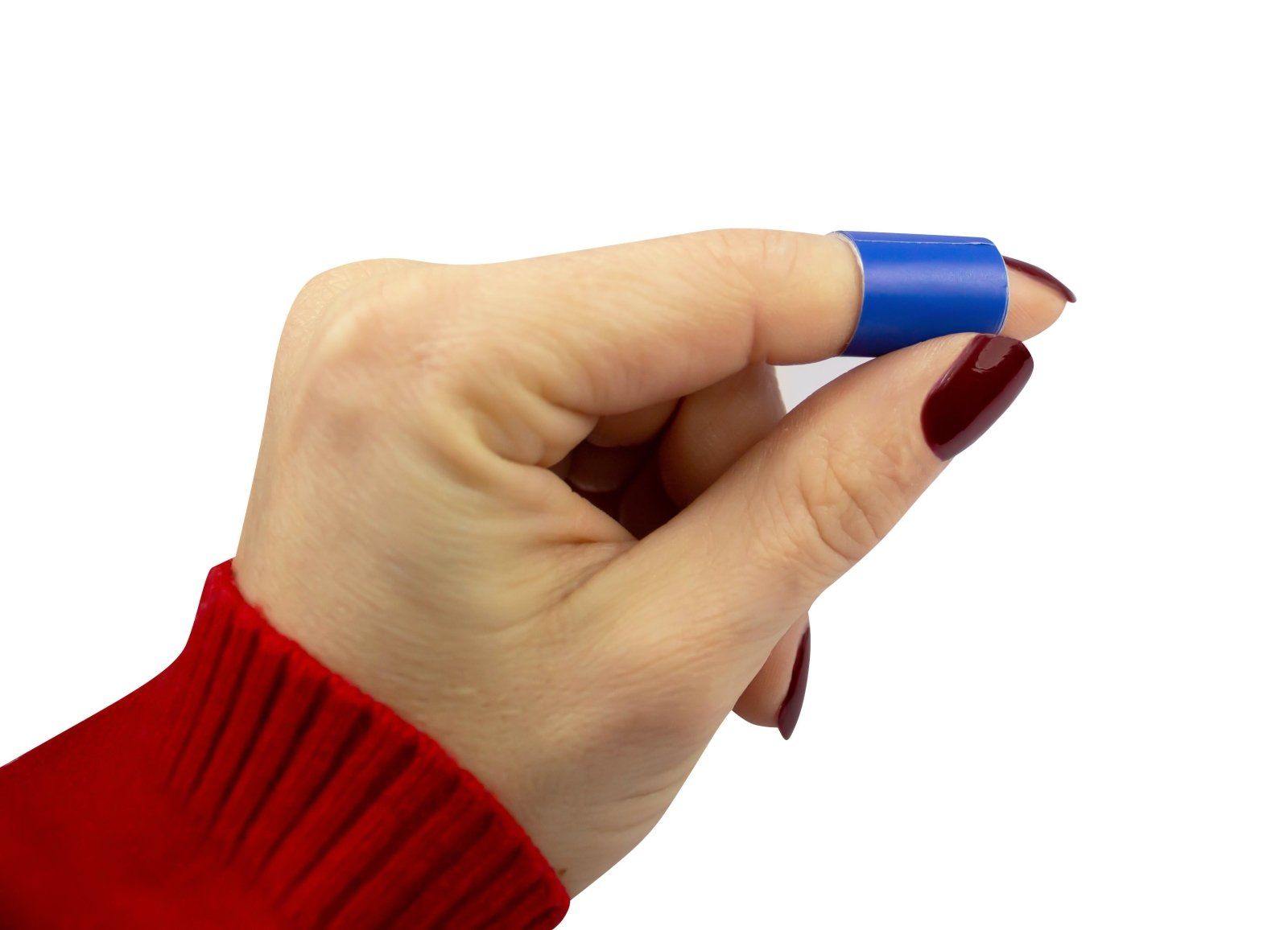 Blauer Pflasterstrip um einen Finger gewickelt. Die Hand trägt roten Nagellack.