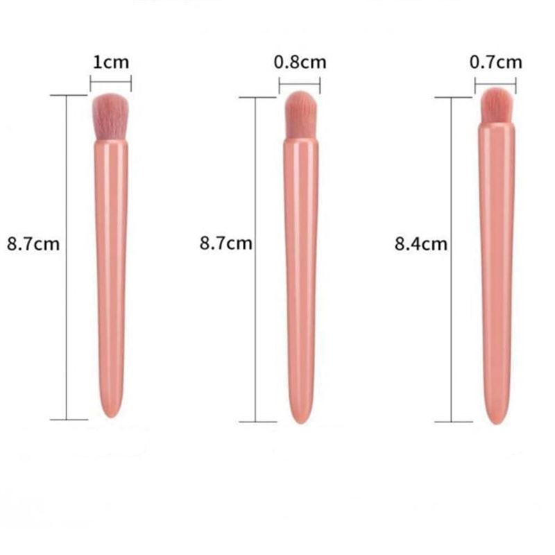 Drei rosa Make-up-Pinsel. Abmessungen: 8,7 cm lang, 1 cm breit; 8,7 cm lang, 0,8 cm breit; 8,4 cm lang, 0,7 cm breit.