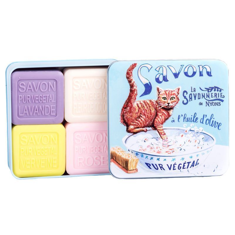 Metallbox mit Seife. Seifenstücke in verschiedenen Farben. Aufschrift 'Savon' und 'La Savonnerie de Nyons'.