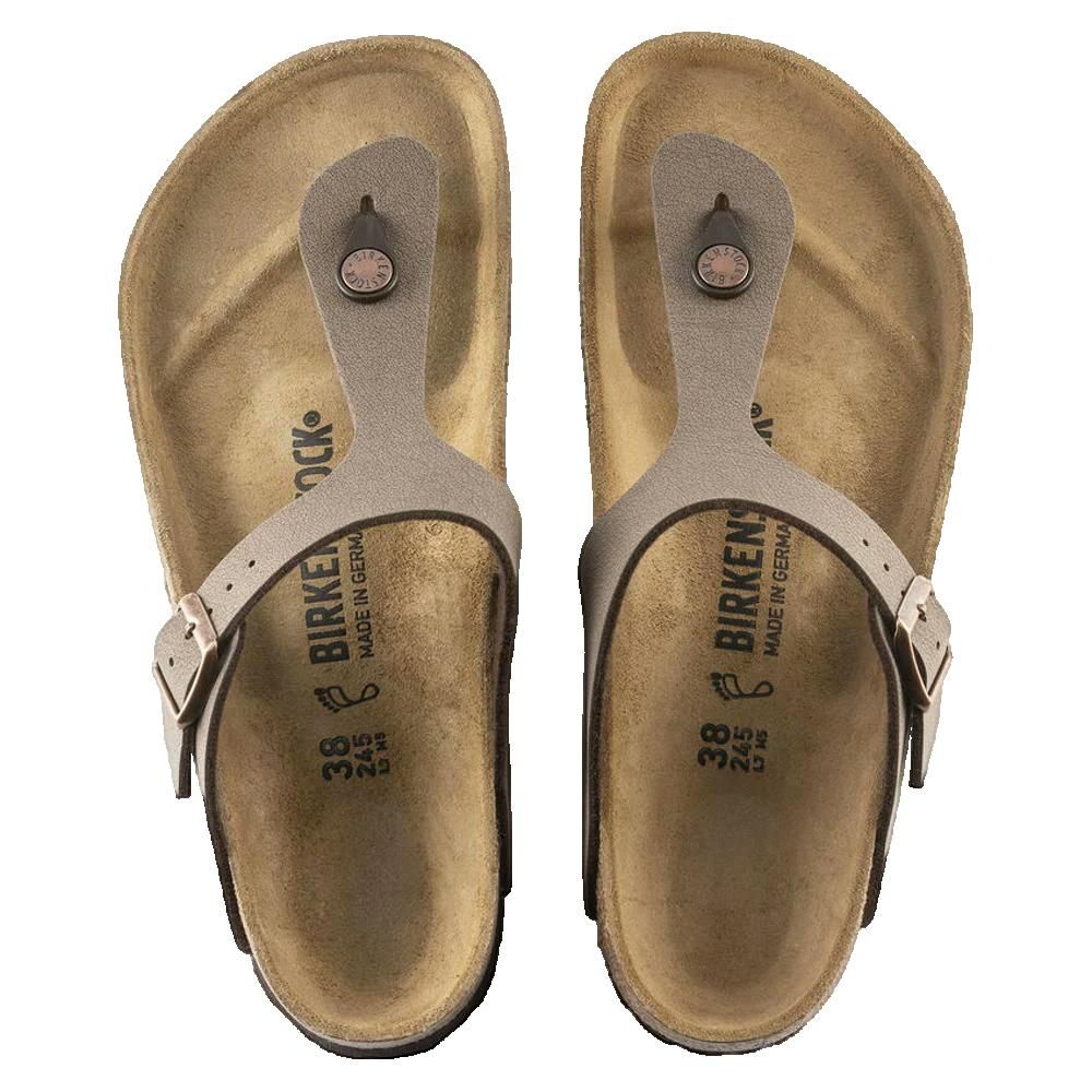Due sandali Birkenstock Gizeh beige, fibbie. Plantare in sughero. Vista dall'alto.
