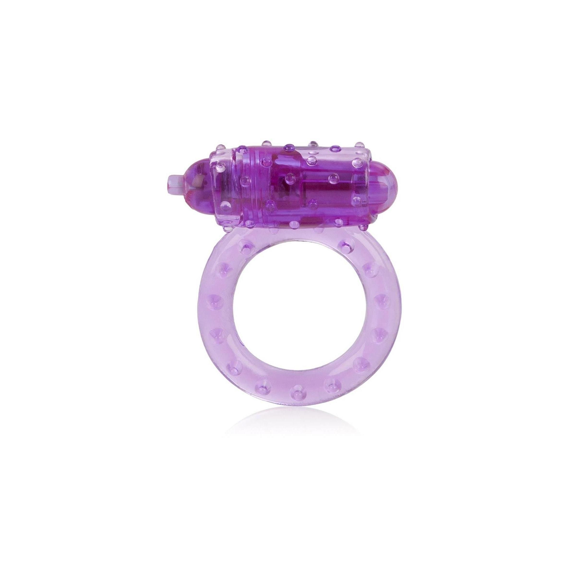 Lila Ring mit Noppen und Stimulator. Transparente Materialien. Auf weißem Hintergrund.