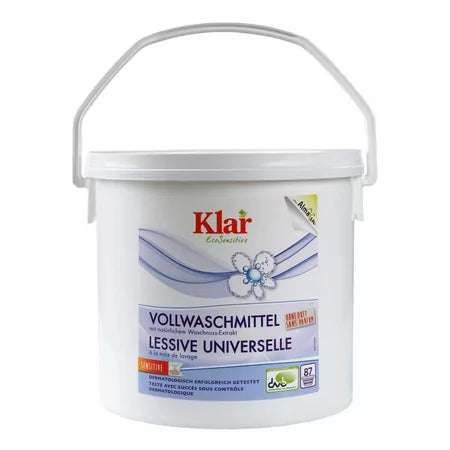 Weißer Eimer mit Henkel. Aufschrift Klar, Vollwaschmittel, Lessive Universelle. Logo mit Blume und Zertifizierung.