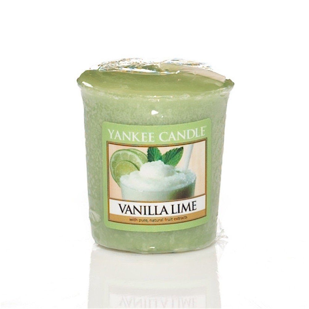 Grüne Kerze in Plastik verpackt. Aufkleber mit Produktbild und Schriftzug: VANILLA LIME. Marke: Yankee Candle.