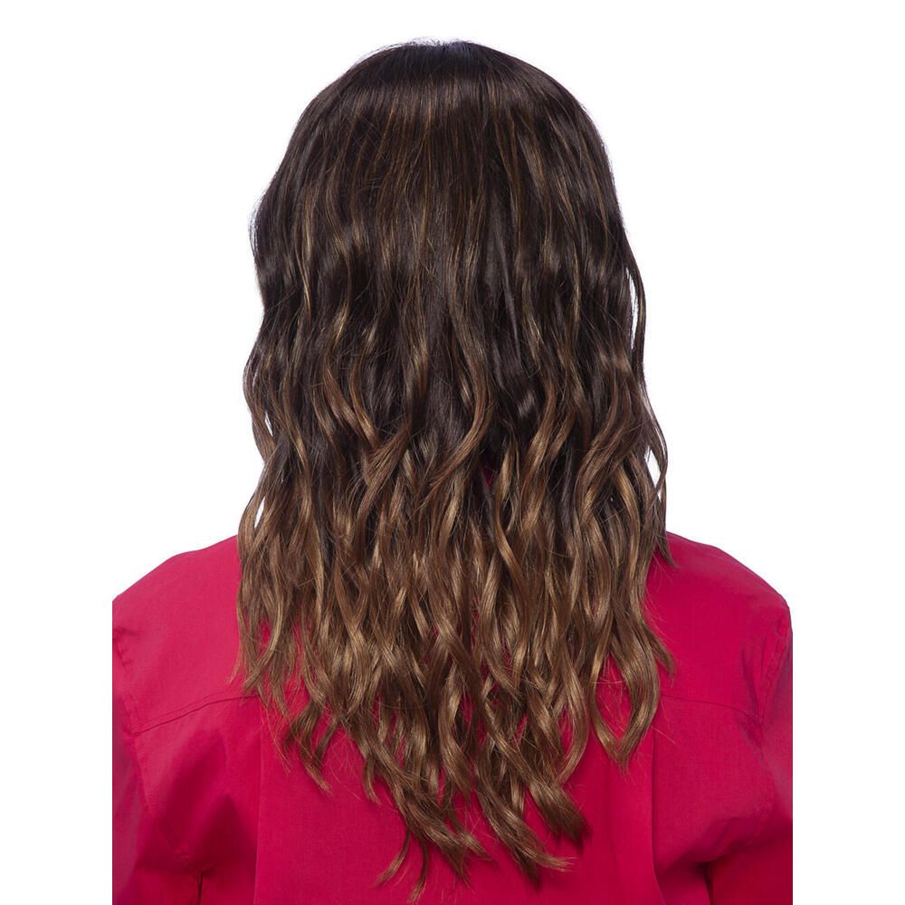Perücke Kiky von trendhair. Braun mit Pony und gewelltem Haar. Frau trägt rotes Hemd. Rückansicht.