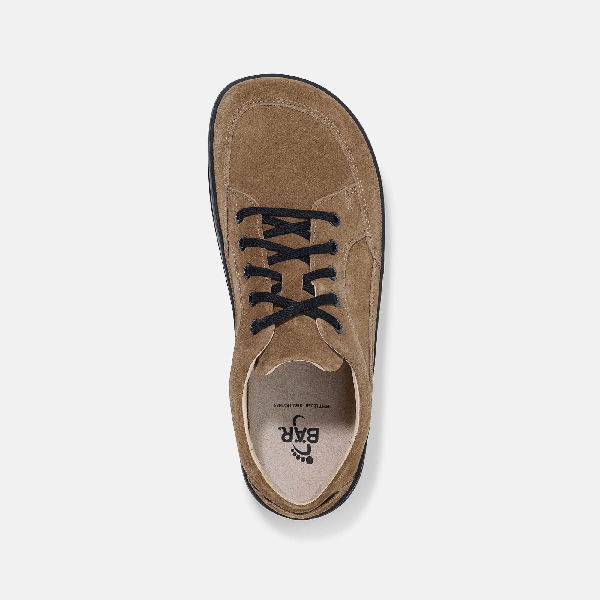 Draufsicht auf einen braunen BÄR Schuh Tobago Herren. Schwarze Schnürsenkel und Sohle. Innensohle mit Logo. Hellbraunes Wildleder.