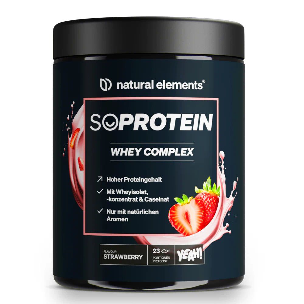 Dose mit schwarzem Deckel. Aufschrift: natural elements, SOPROTEIN WHEY COMPLEX. Erdbeere-Geschmack. Abbildung von Erdbeeren.