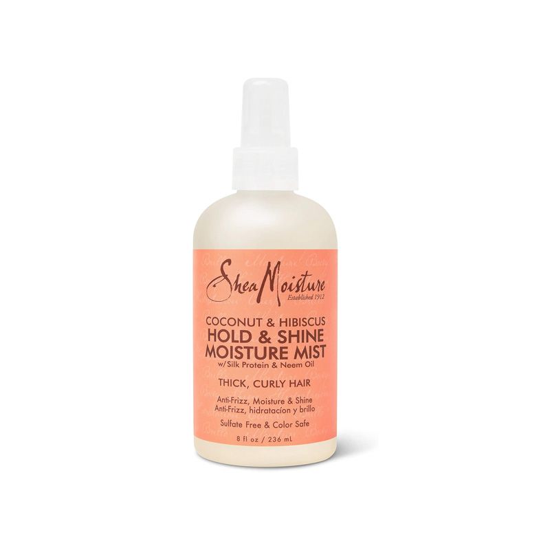 Flasche Shea Moisture Kokosnuss & Hibiskus Hold & Shine Moisture Mist für dickes, lockiges Haar.
