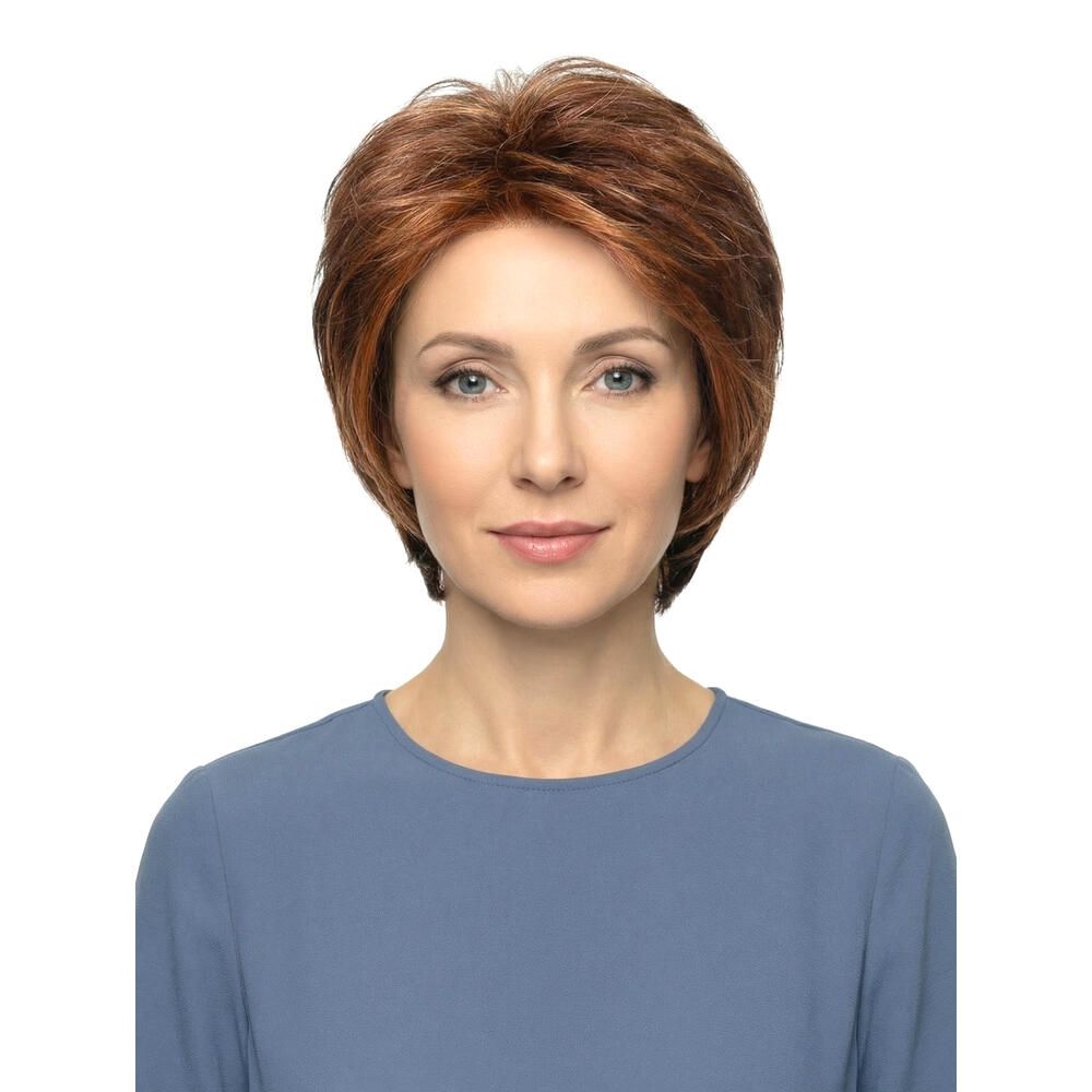 Kurzhaarperücke, rotbraun, mit Pony, auf einer Frau. Frontansicht.