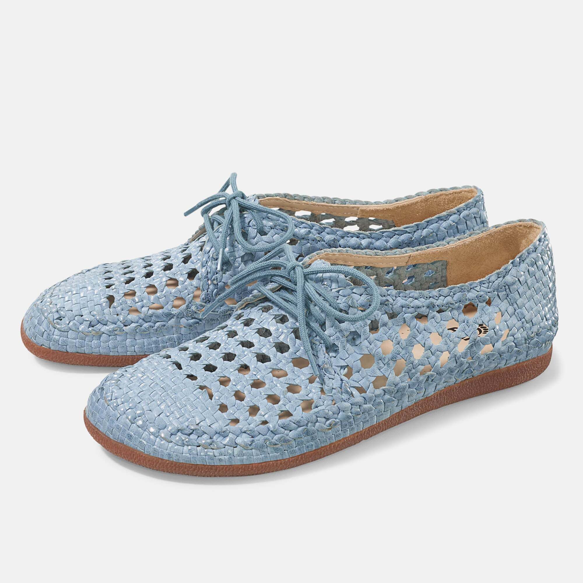 Hellblaue geflochtene Schuhe mit Schnürung, von der Seite gezeigt.