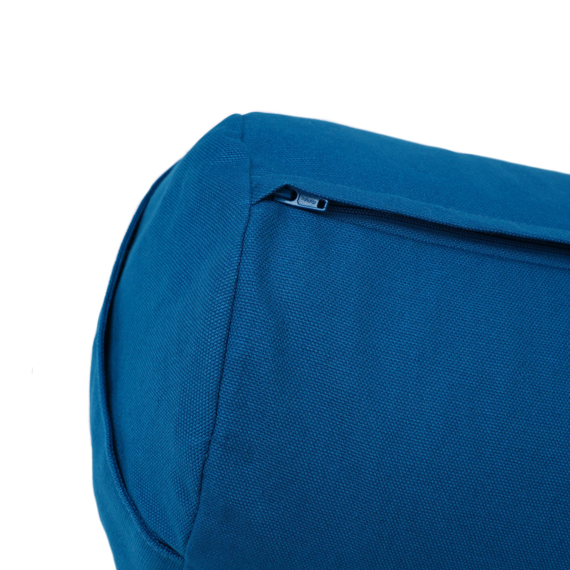 Detailansicht des Reißverschlusses an einem blauen Yogabox Bolster.