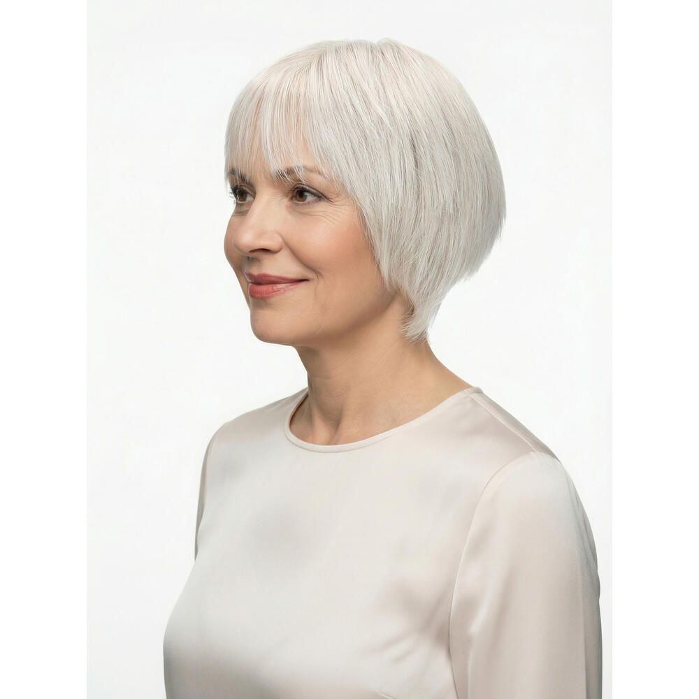 Kurzhaarperücke in Silber. Seitenansicht einer Frau mit Perücke. Gerader Pony, seitlich geschnittenes Haar.