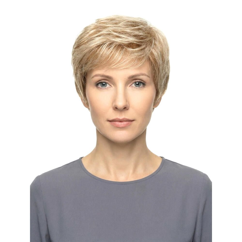 Kurzhaarperücke in Blondtönen. Frontale Ansicht einer Frau mit Perücke. Graues Oberteil.