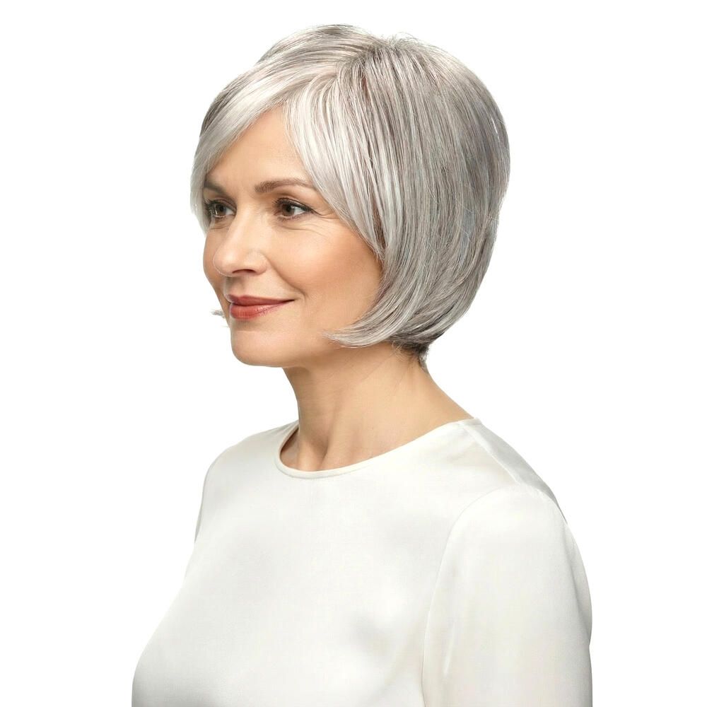 Kurzhaarperücke in Grau mit Seitenscheitel. Die Frau trägt ein weißes Oberteil. Profilansicht.