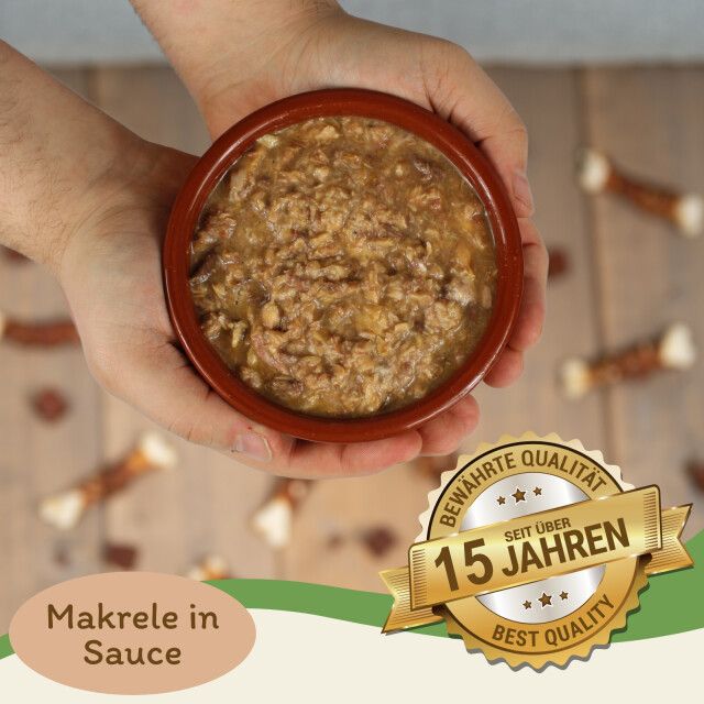 Katzenfutter in einer Schale, gehalten von Händen. Aufdruck: Makrele in Sauce. Goldene Auszeichnung: Bewährte Qualität, seit über 15 Jahren.