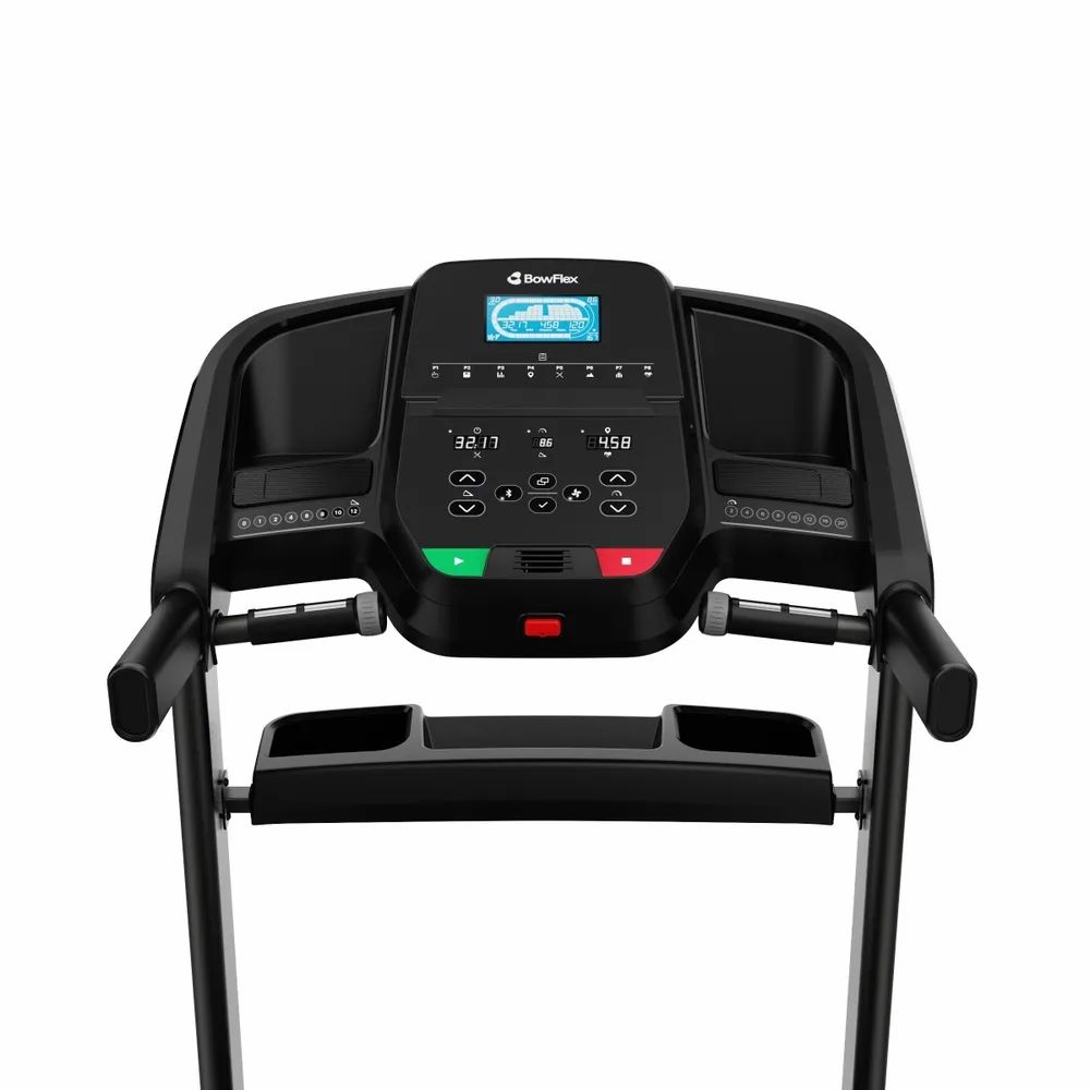 Schwarze Laufbandkonsole. Display, Bedienelemente, Armlehnen. BowFlex-Logo. Auf weißem Hintergrund.