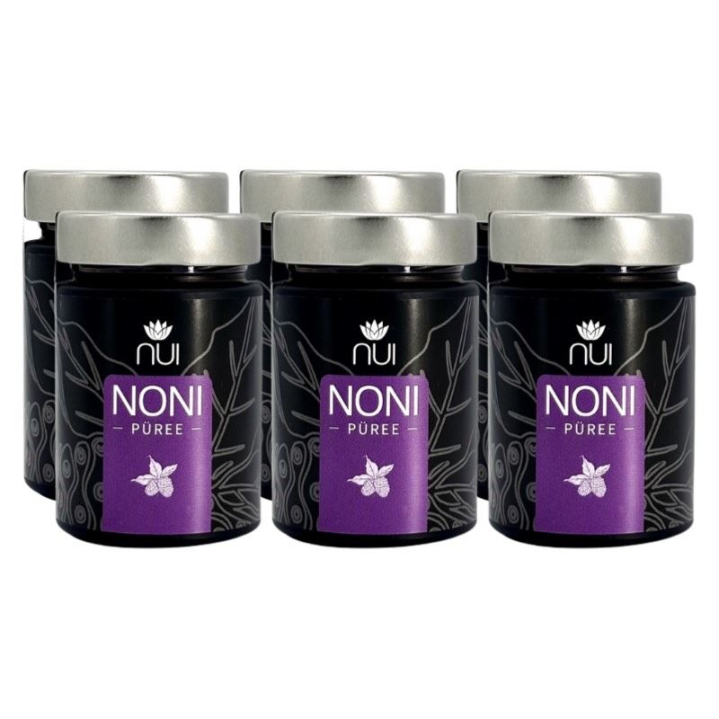 Sechs Gläser NUI NONI Püree. Schwarze Gläser mit silbernen Deckeln. Lila Etikett mit Produktnamen und Logo.