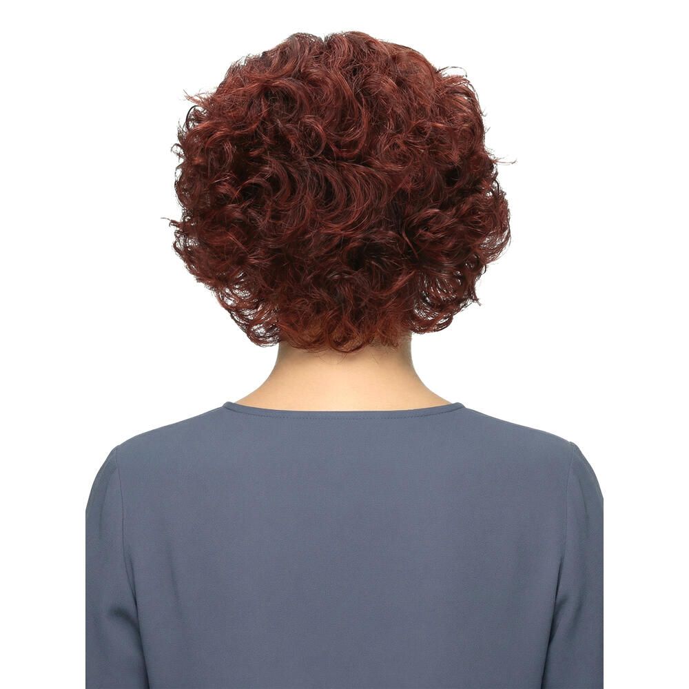 Rückansicht einer Frau mit roter, lockiger Perücke. Kurzes, voluminöses Haar. Bluse in Blau. Weißer Hintergrund.