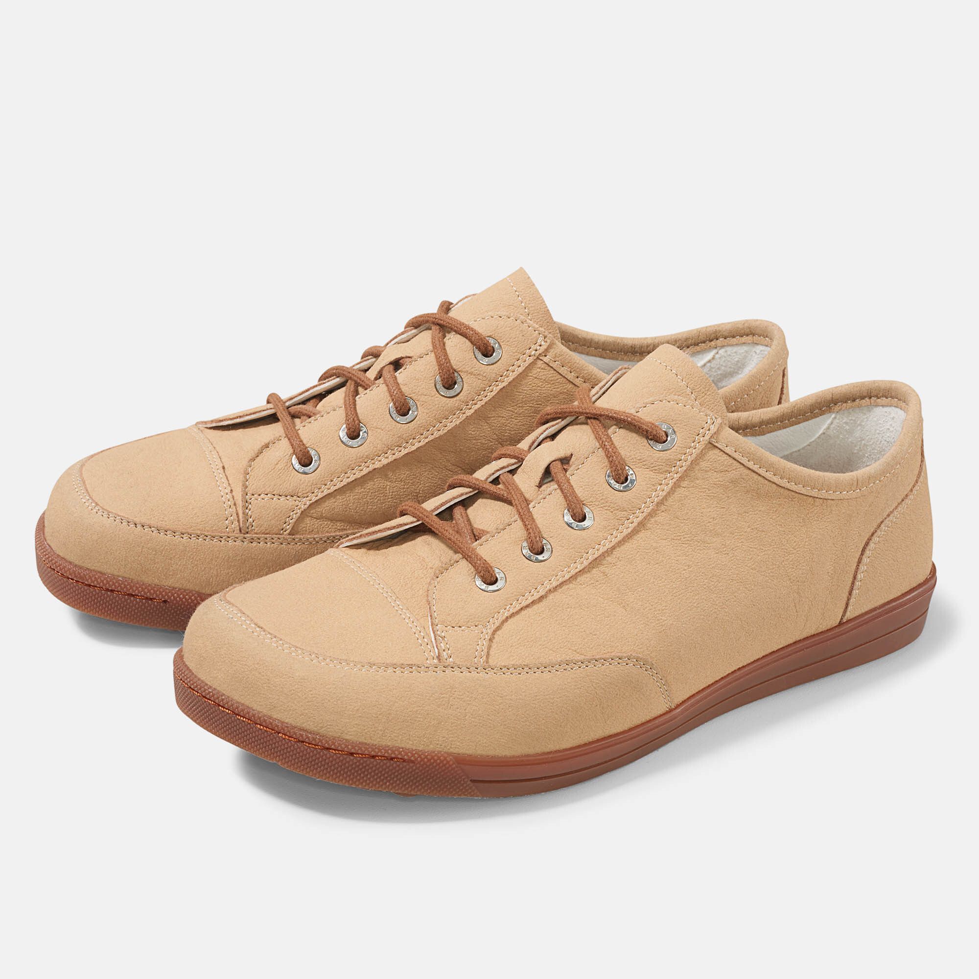 Beige Schnürschuhe. Braune Schnürsenkel und Sohle. Hellbraunes Obermaterial. Weite: breit.