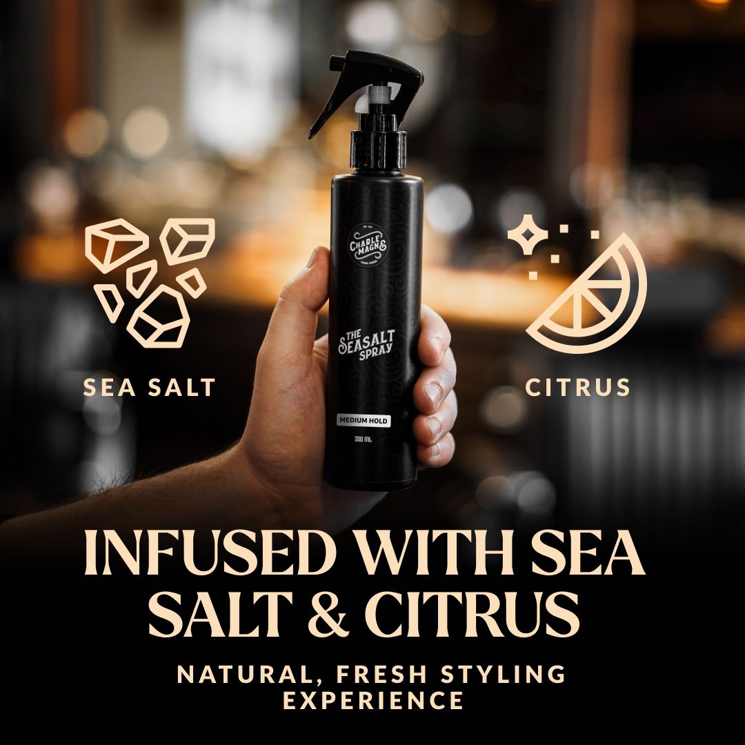 Hand hält eine Sprühflasche "The Seasalt Spray" mit "Medium Hold". Meersalz- und Zitrus-Symbole daneben.