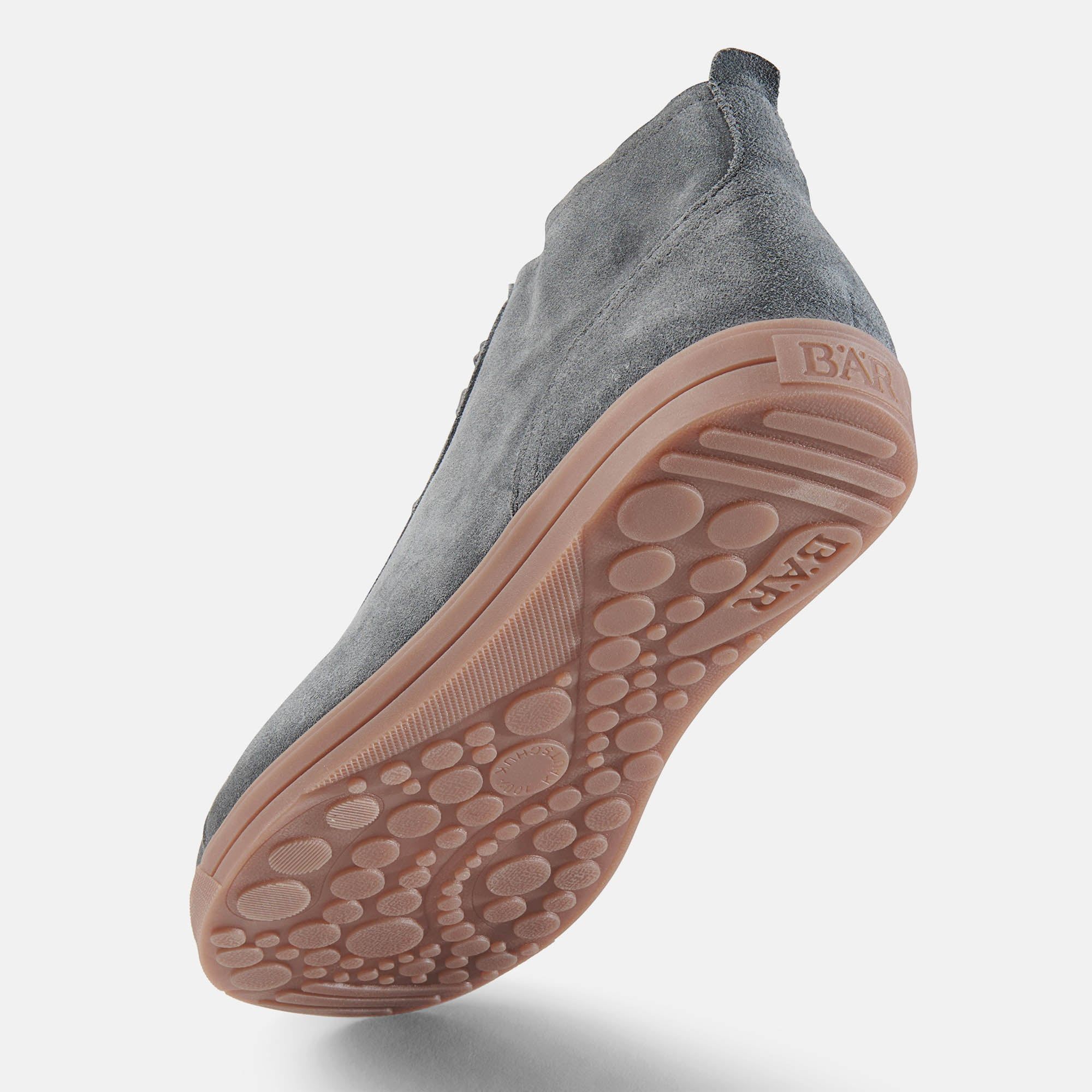 Graue Stiefelette mit Schnürsenkeln. Braune Sohle. Unteransicht der Sohle mit BAR-Logo.