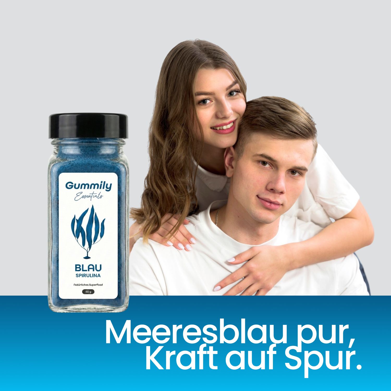 Glas mit blauem Spirulina-Pulver, Gummily Essentials. Zwei Personen im Hintergrund. Text: Meeresblau pur, Kraft auf Spur.