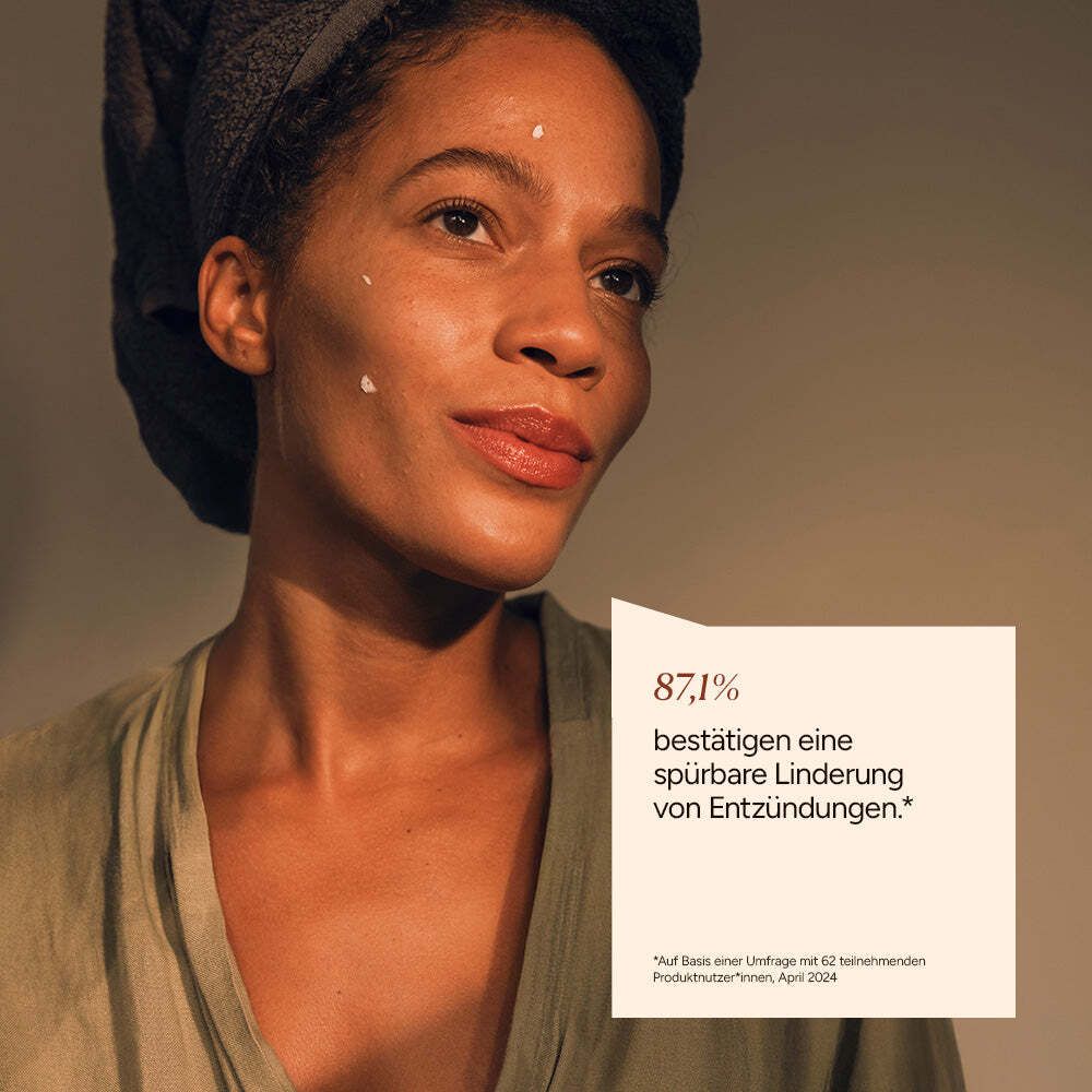 Frau mit Handtuch auf dem Kopf. Auf der Haut sind Pickelpaste-Punkte. Sprechblase mit Text: 87,1% bestätigen eine spürbare Linderung.