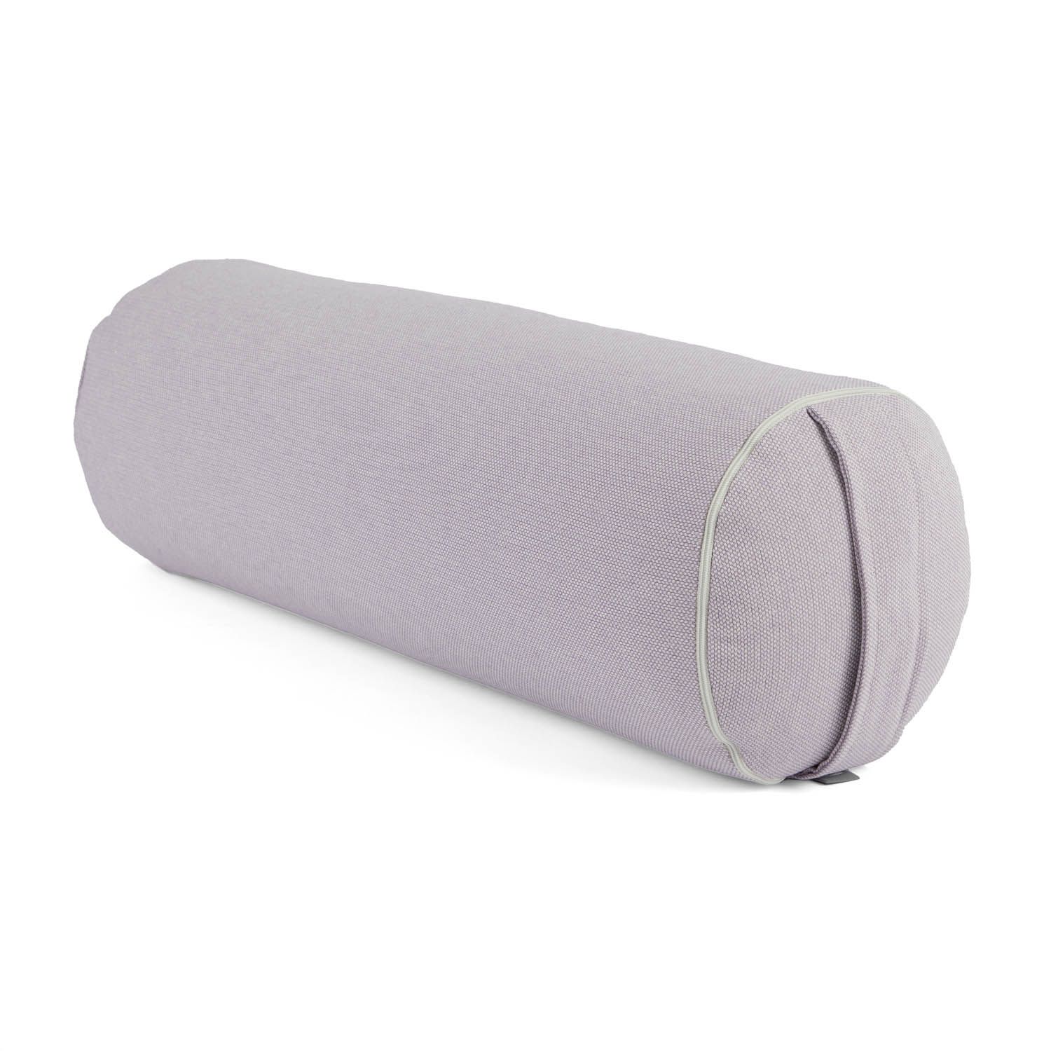 Yoga-Bolster in Hellviolett. Zylindrische Form mit hellgrauer Paspelierung. Stoffbezug.